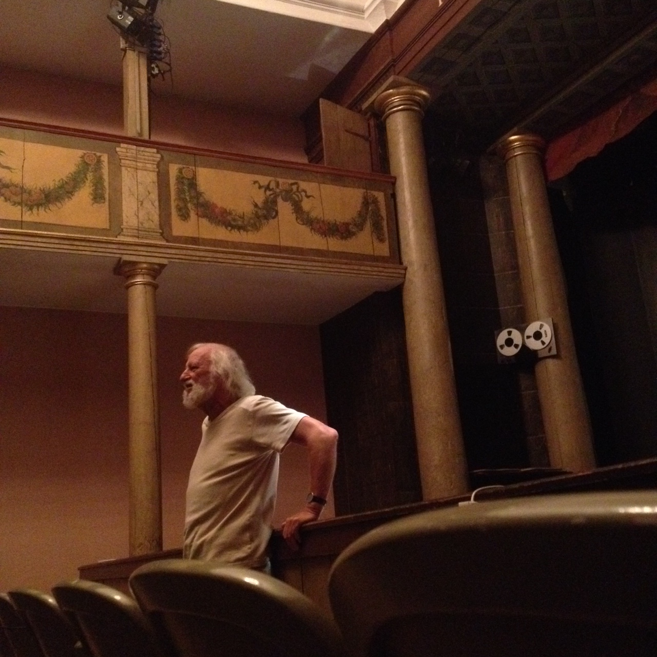Svend Åge Madsen fortæller om Rosa og Evigheden i Helsingør Teater 16. august. Foto: MBD